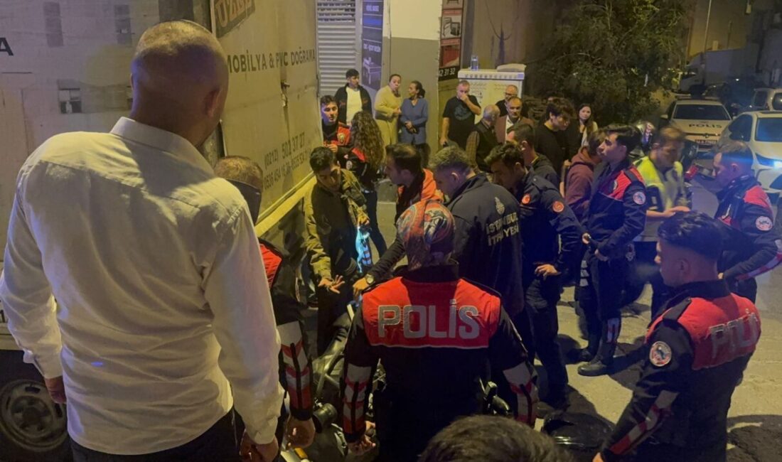 İstanbul Küçükçekmece'de otomobilin çarptığı motosikletteki 2 yunus polisi hafif yaralandı.