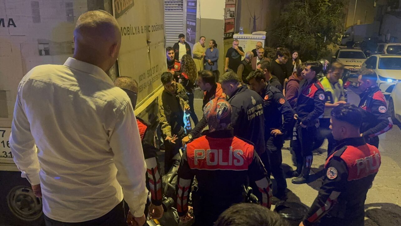 İstanbul Küçükçekmece'de otomobilin çarptığı motosikletteki 2 yunus polisi hafif yaralandı.