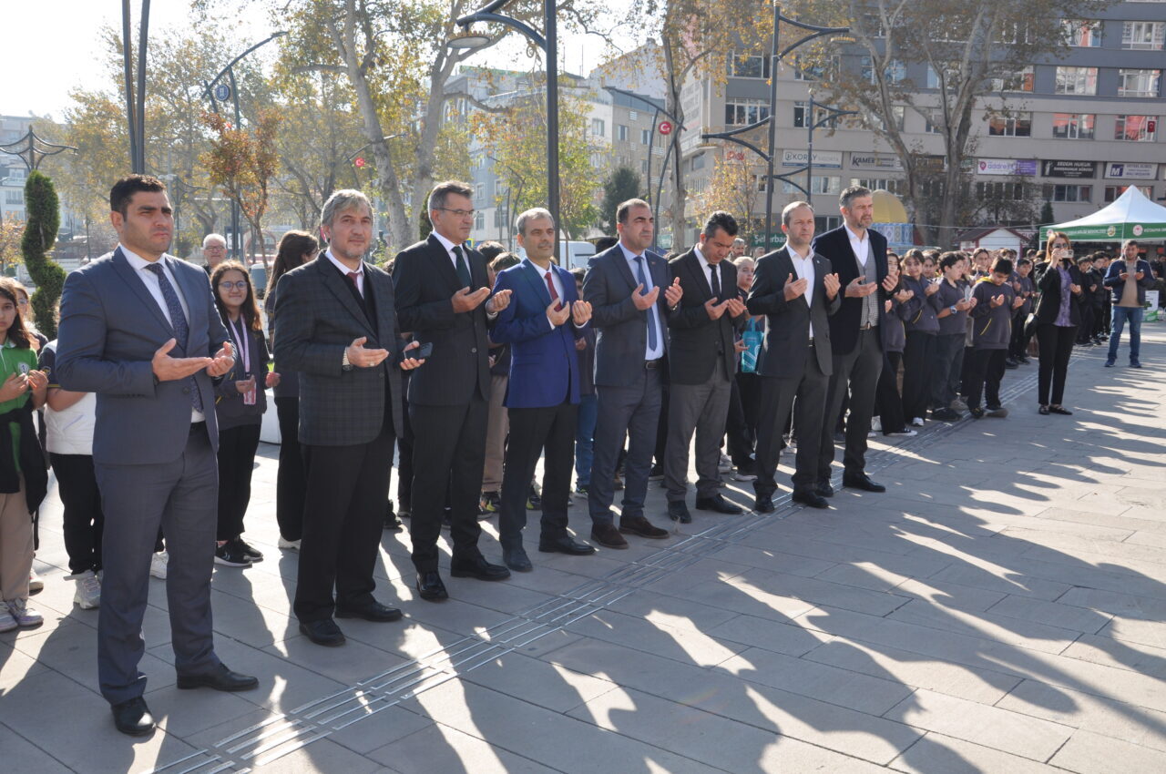 Kütahya'da öğrenciler ve ailelerin desteğiyle Gazze yararına kermes düzenlendi.