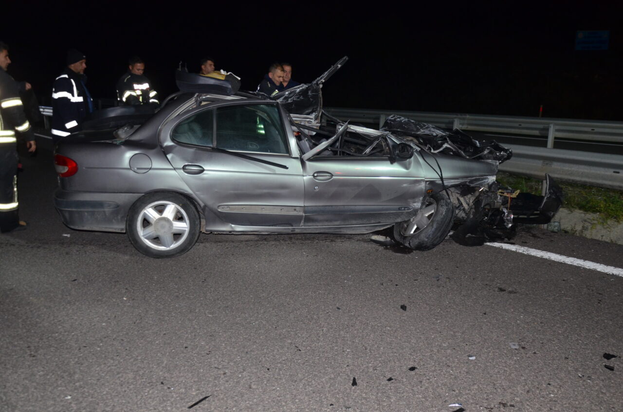 Kütahya'nın Tavşanlı ilçesinde, tırın arkasına çarpan otomobil sürücüsü hayatını kaybetti.