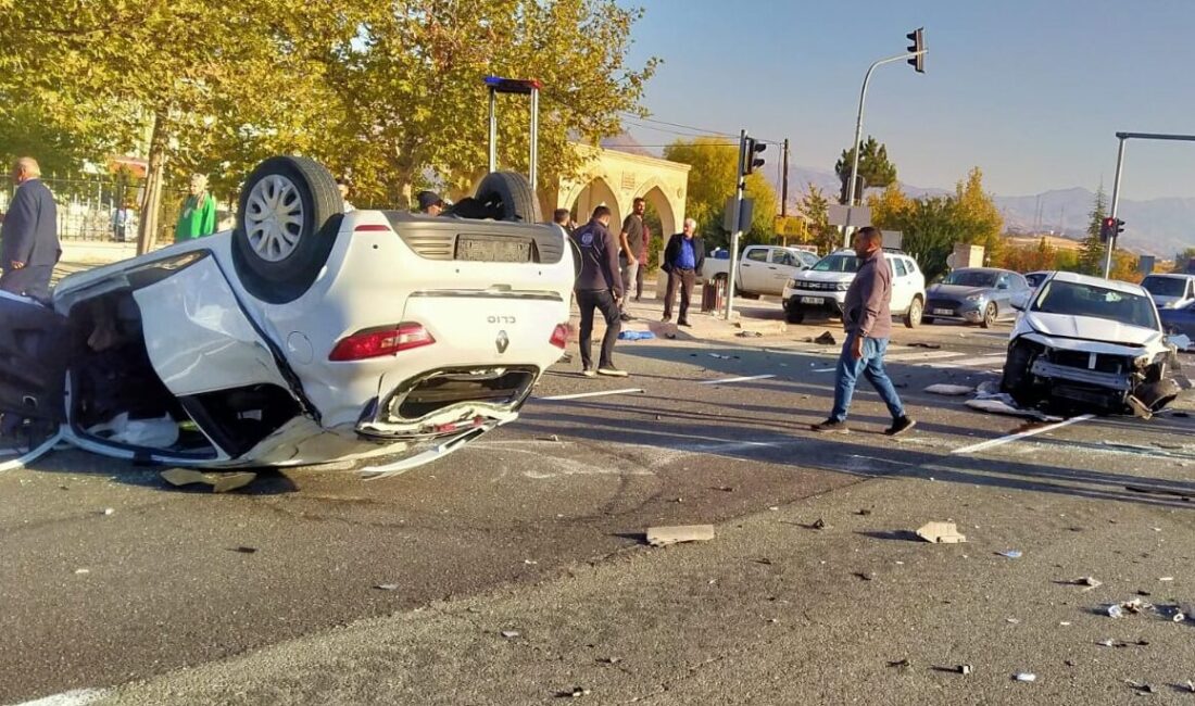  Malatya'nın Kale ilçesinde iki otomobilin çarpışması sonucu 2 kişi yaralandı.