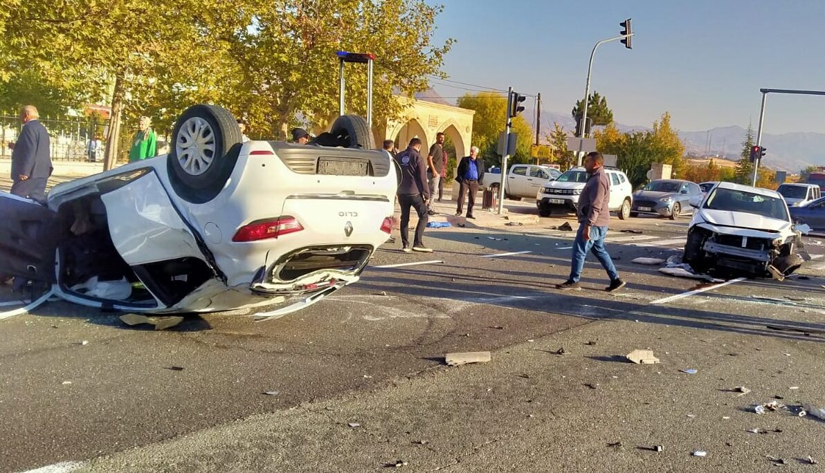  Malatya'nın Kale ilçesinde iki otomobilin çarpışması sonucu 2 kişi yaralandı.