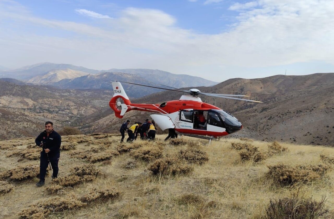 Malatya'nın Doğanşehir ilçesinde uçurumdan yuvarlanan kişi, ambulans helikopterle hastaneye ulaştırıldı.