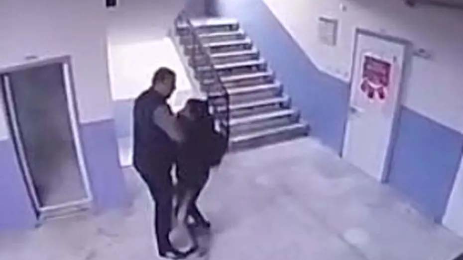 Manisa'nın Turgutlu ilçesinde, otizmli öğrenciyi iterek merdivenlerden yuvarlanmasına neden olduğu