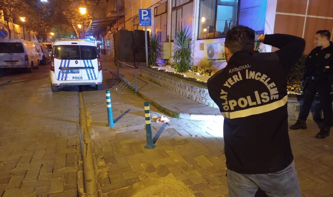 Manisa'nın Şehzadeler ilçesinde bıçaklı saldırıya uğrayan kişi yaralandı.