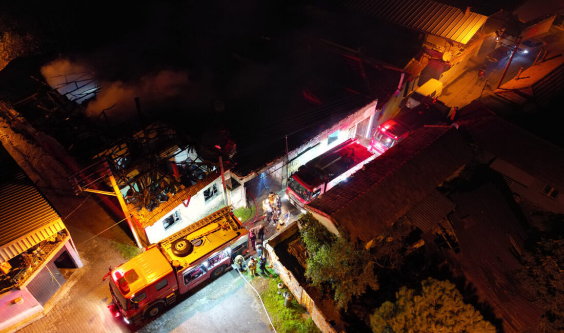 Manisa'nın Turgutlu ilçesinde çıkan yangında iki evde hasar oluştu.