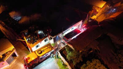 Manisa'nın Turgutlu ilçesinde çıkan yangında iki evde hasar oluştu.