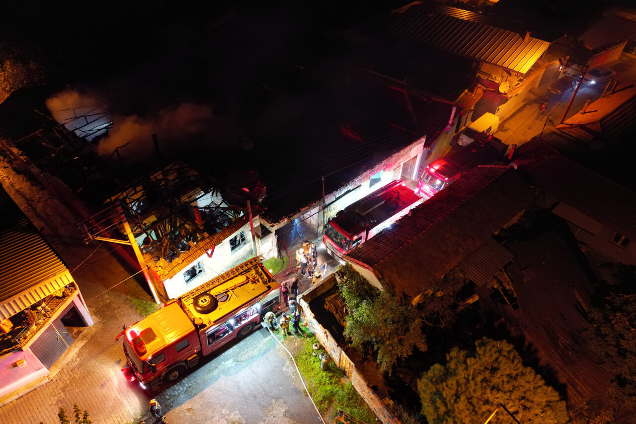 Manisa'nın Turgutlu ilçesinde çıkan yangında iki evde hasar oluştu.