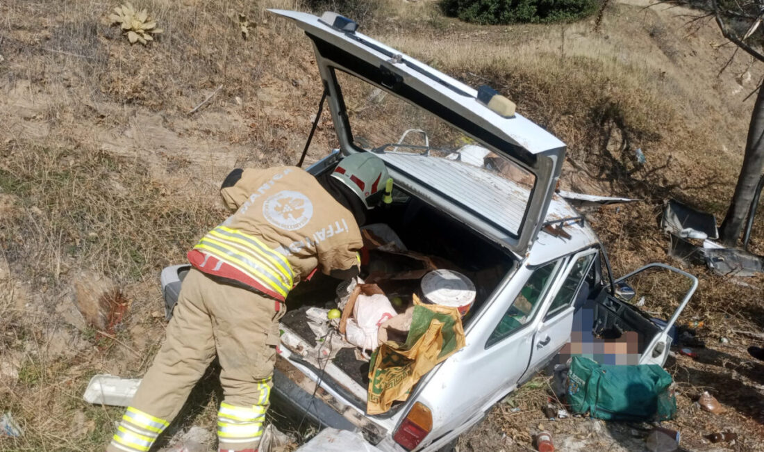Manisa'nın Kula ilçesinde otomobilin devrilmesi sonucu karı koca hayatını kaybetti.