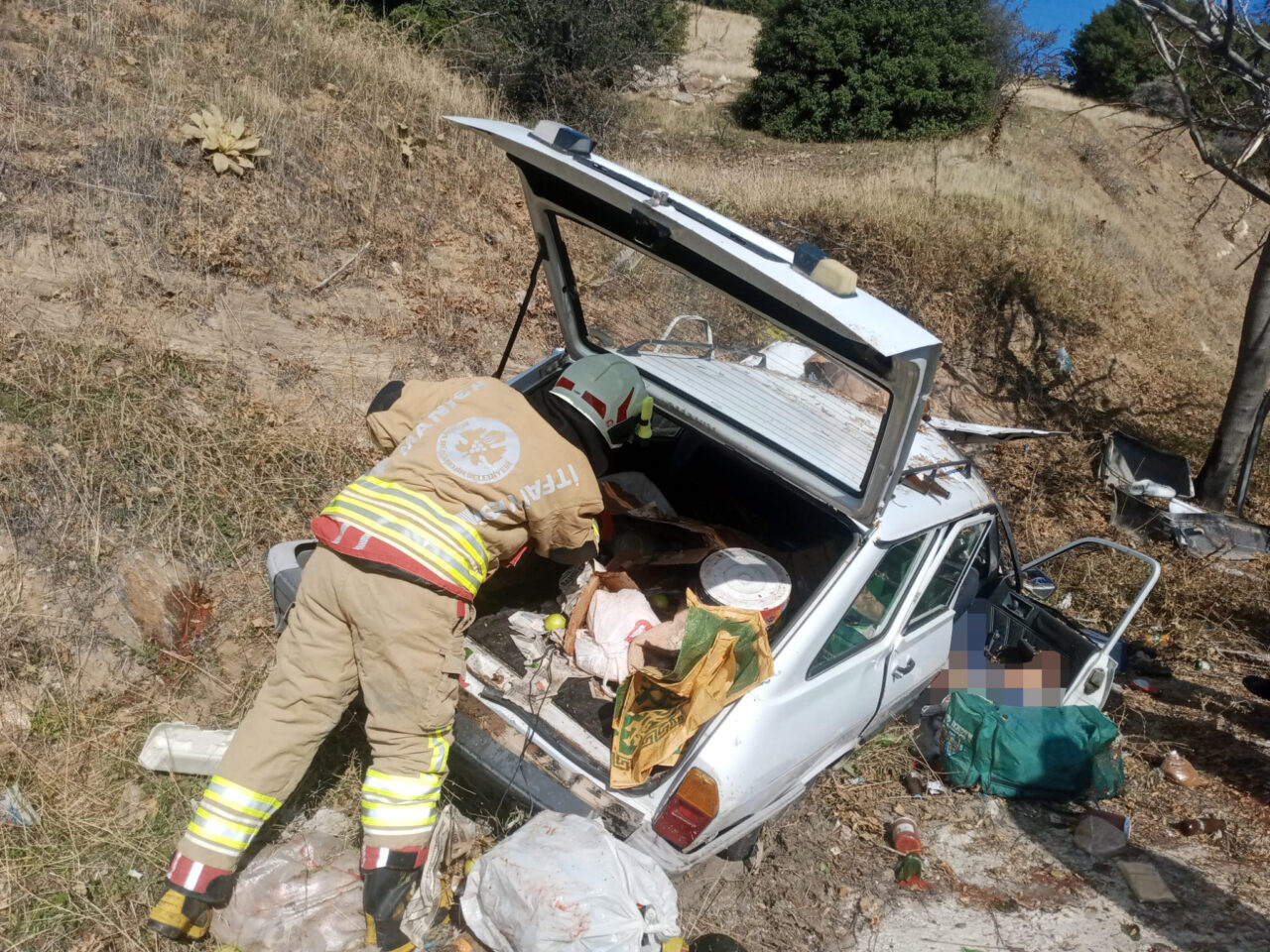 Manisa'nın Kula ilçesinde otomobilin devrilmesi sonucu karı koca hayatını kaybetti.