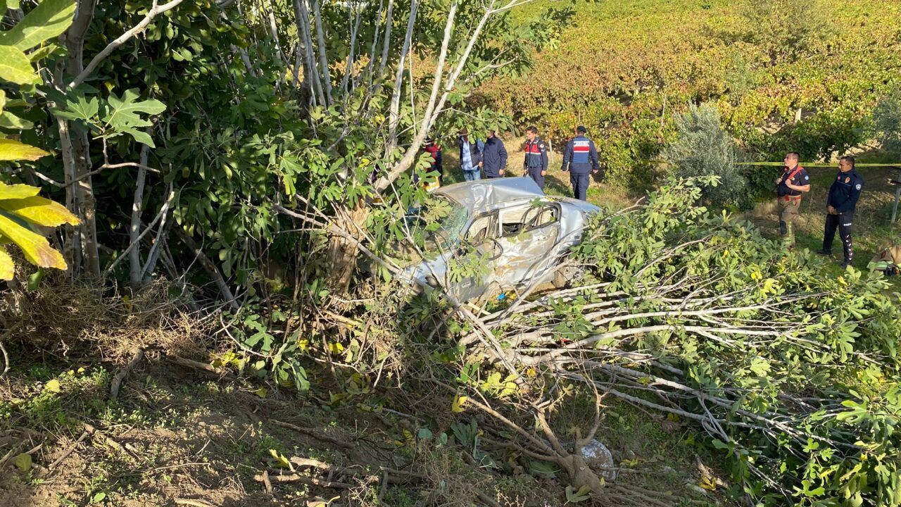 Manisa'nın Sarıgöl ilçesinde devrilen otomobilin sürücüsü hayatını kaybetti.