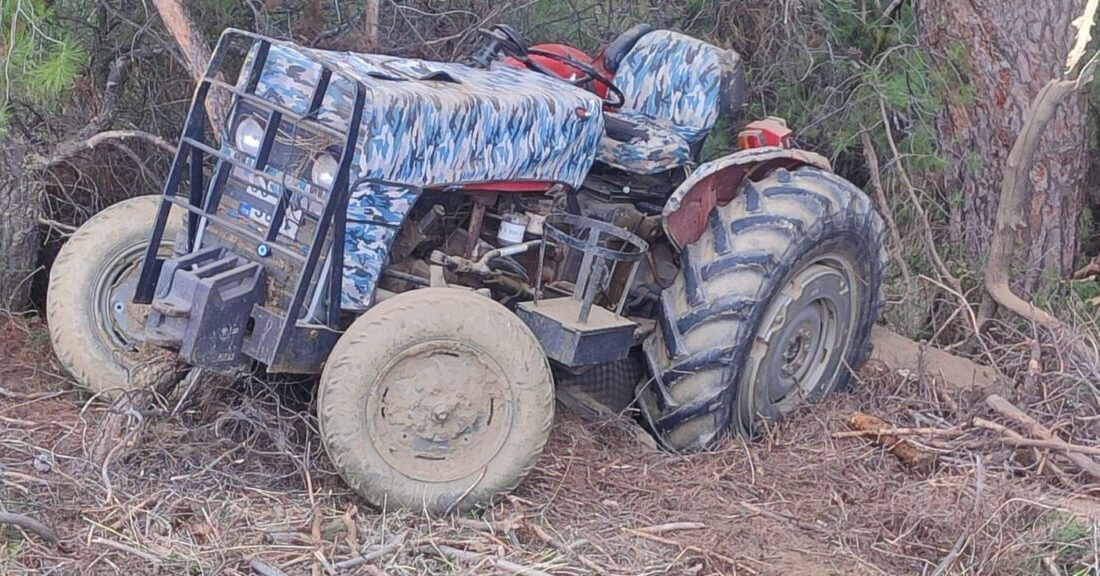  Manisa'nın Sarıgöl ilçesinde devrilen traktörün sürücüsü öldü.