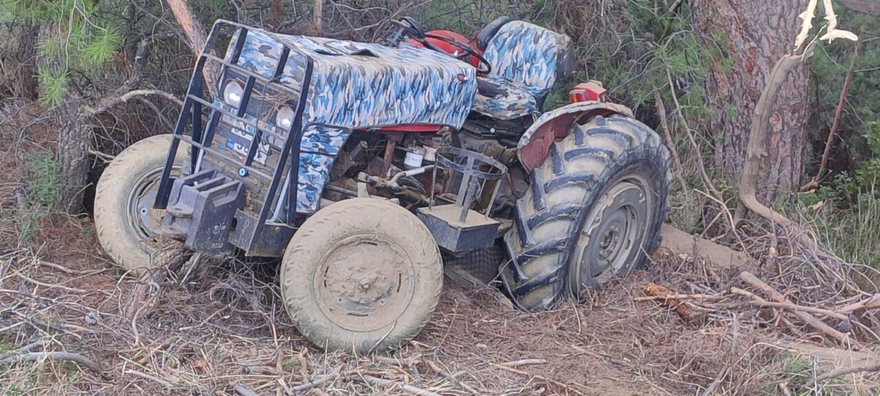  Manisa'nın Sarıgöl ilçesinde devrilen traktörün sürücüsü öldü.