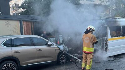 Manisa'nın Turgutlu ilçesinde, öğrenci servis minibüsünde çıkan yangın nedeniyle 2