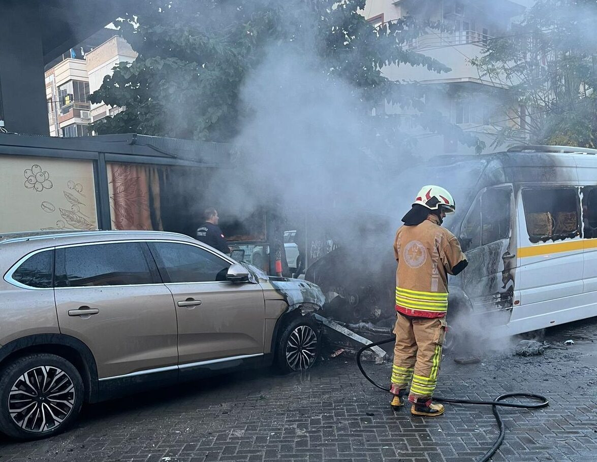 Manisa'nın Turgutlu ilçesinde, öğrenci servis minibüsünde çıkan yangın nedeniyle 2