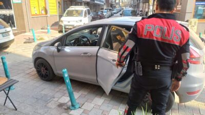 Manisa'nın Şehzadeler ilçesinde durdurulan otomobilde uyuşturucuyla yakalanan 2 şüpheli tutuklandı.