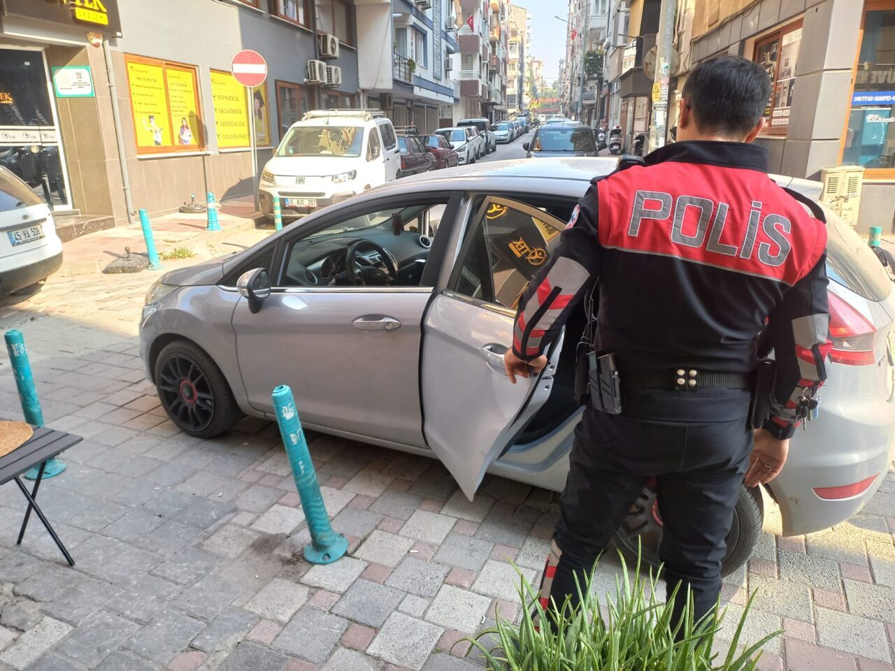 Manisa'nın Şehzadeler ilçesinde durdurulan otomobilde uyuşturucuyla yakalanan 2 şüpheli tutuklandı.