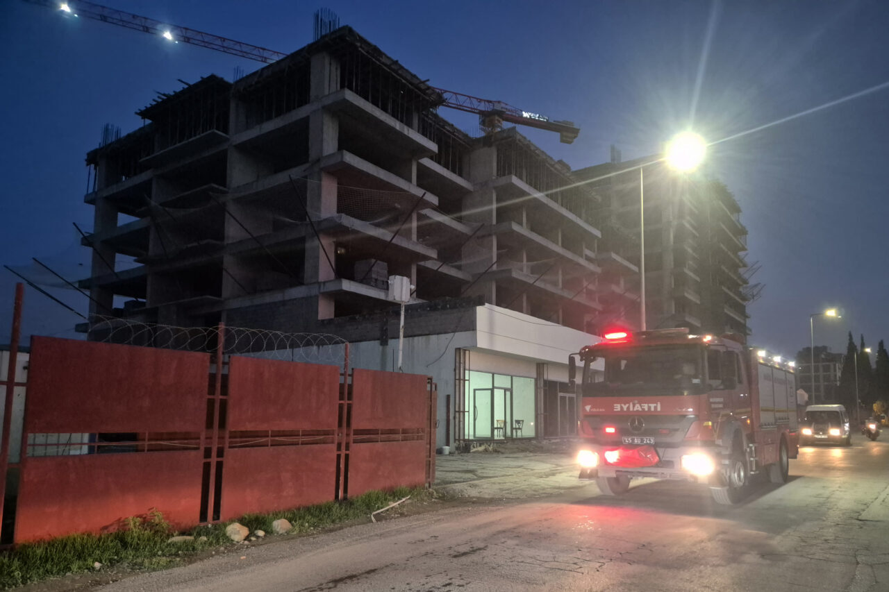 Son dakika: Manisa'nın Turgutlu ilçesindeki bir inşaatta üzerine çelik kalıp