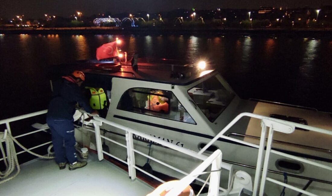 Marmara Denizi'nde, Yenikapı açıklarında sürüklenen ve içinde 4 kişi bulunan