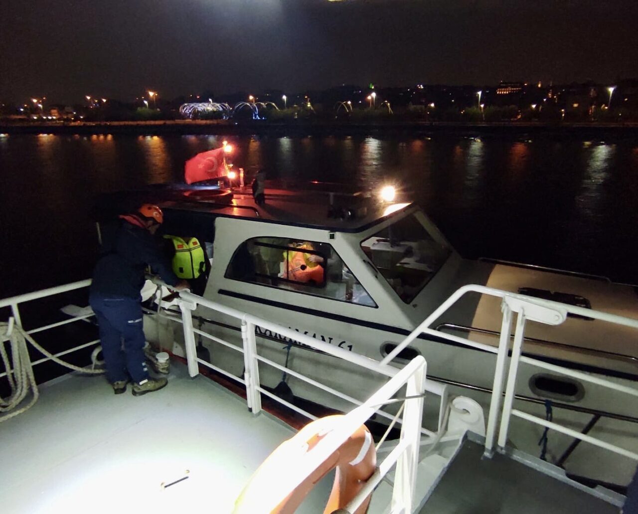 Marmara Denizi'nde, Yenikapı açıklarında sürüklenen ve içinde 4 kişi bulunan