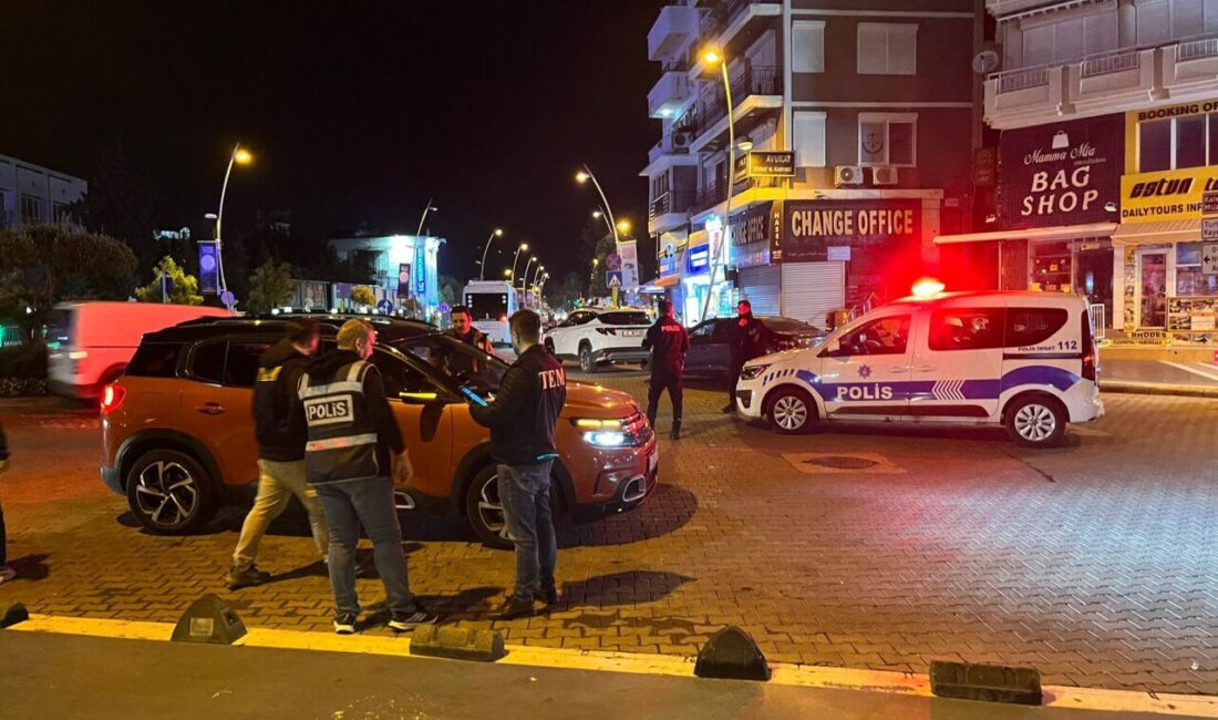 Muğla'nın Marmaris ilçesinde, polis ekiplerince huzur ve güven uygulaması gerçekleştirildi.