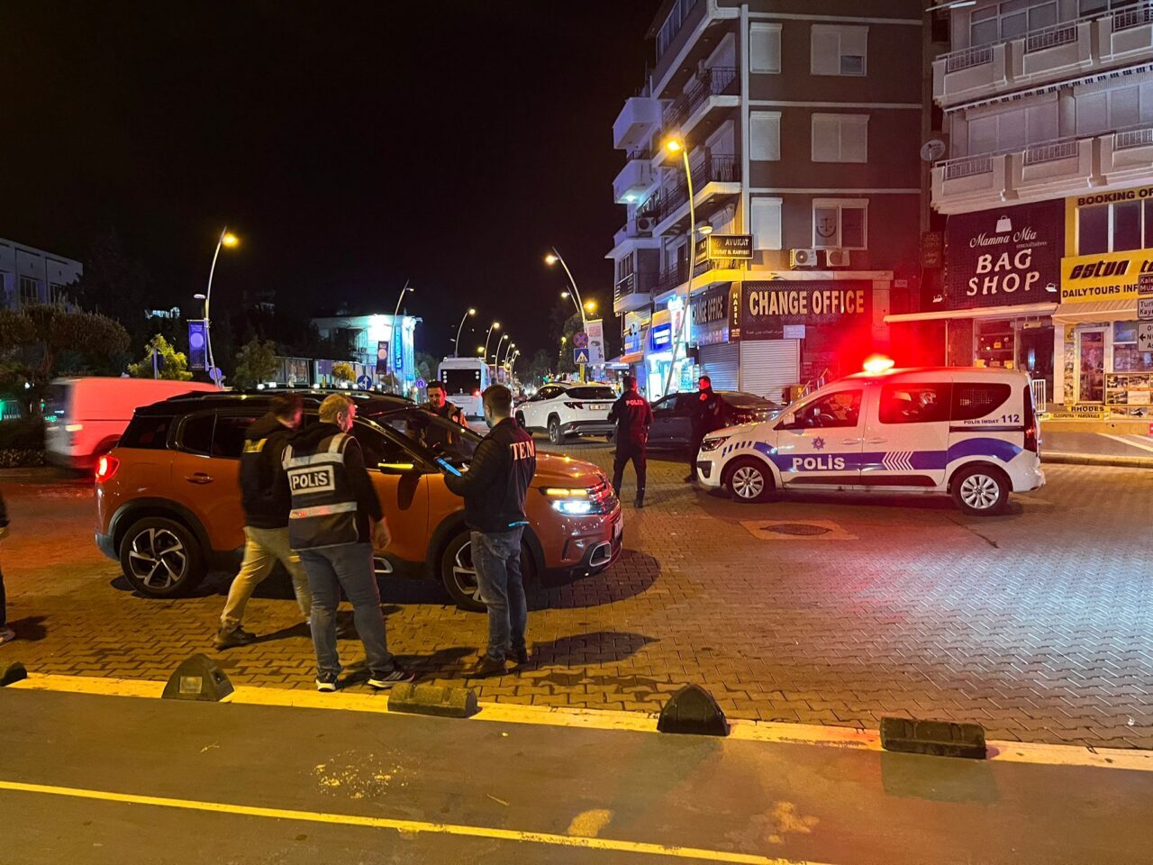Muğla'nın Marmaris ilçesinde, polis ekiplerince huzur ve güven uygulaması gerçekleştirildi.