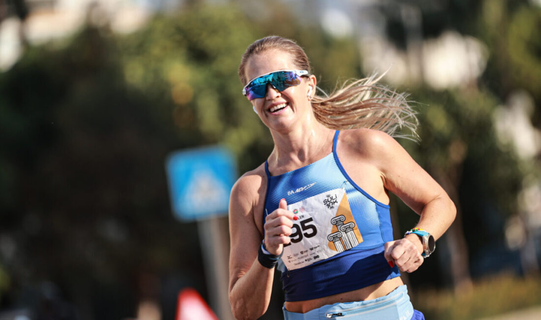 Mersin'in Mezitli ilçesinde düzenlenen 10 kilometrelik Soli Koşu'nda erkeklerde Muhammed