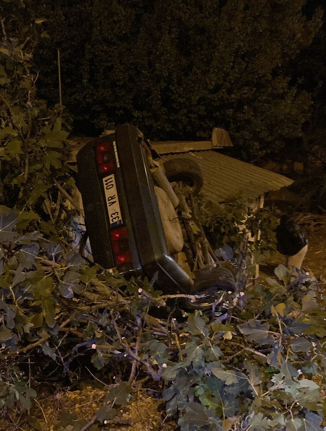  Mersin'in Silifke ilçesinde evin duvarına çarpan otomobildeki sürücü hayatını kaybetti.