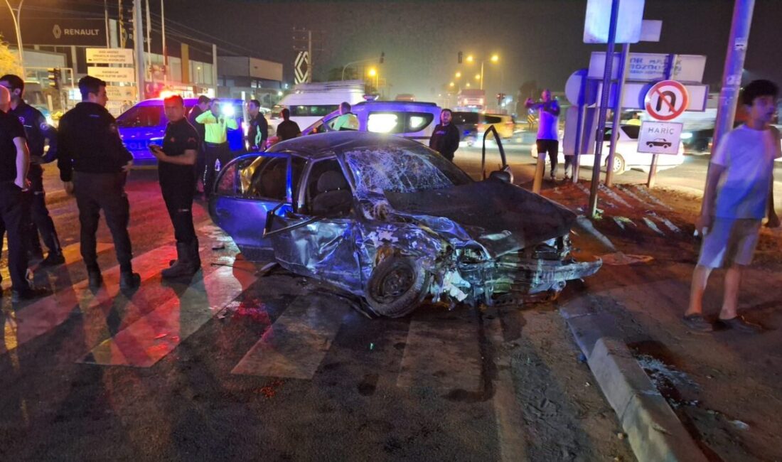 Mersin'in Tarsus ilçesinde minibüs ile otomobilin çarpışması sonucu 11 kişi