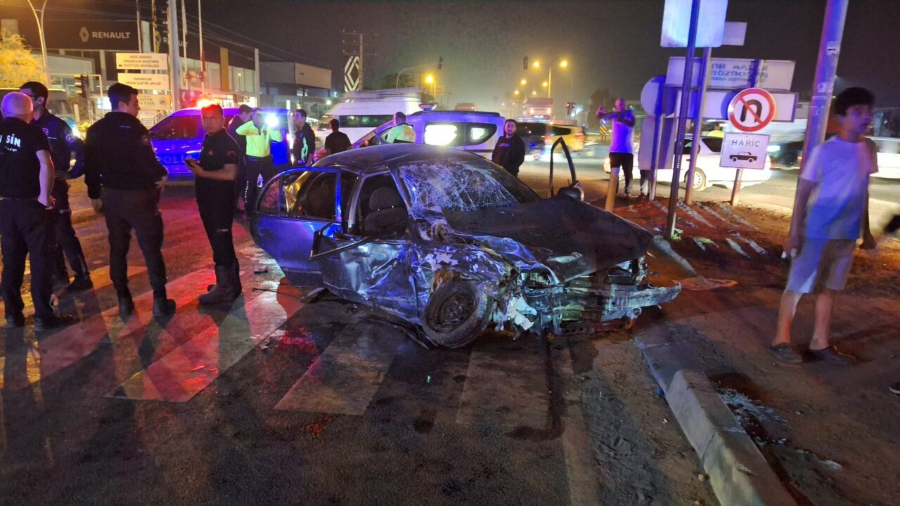 Mersin'in Tarsus ilçesinde minibüs ile otomobilin çarpışması sonucu 11 kişi