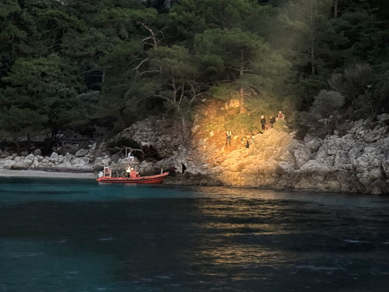 Muğla'nın Fethiye ilçesinde 36 düzensiz göçmen kurtarıldı.
