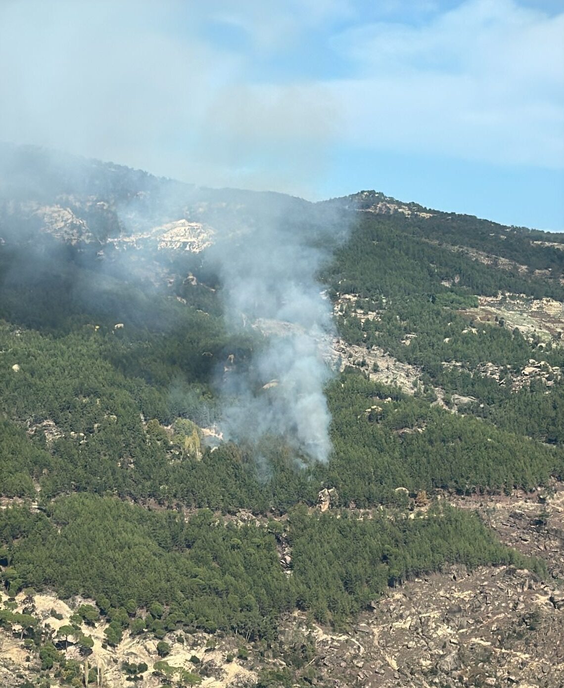 Muğla'nın Kavaklıdere ilçesinde ormanlık alanda çıkan yangına havadan ve karadan