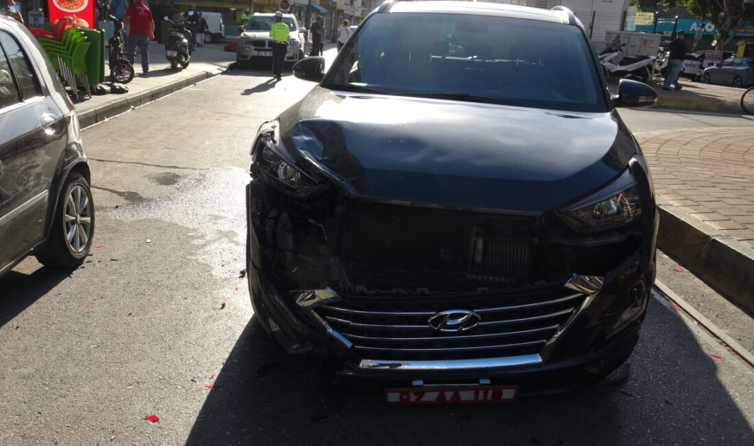 Antalya'nın Muratpaşa ilçesi Kaymakamı İhsan Kara'nın içinde bulunduğu makam aracı