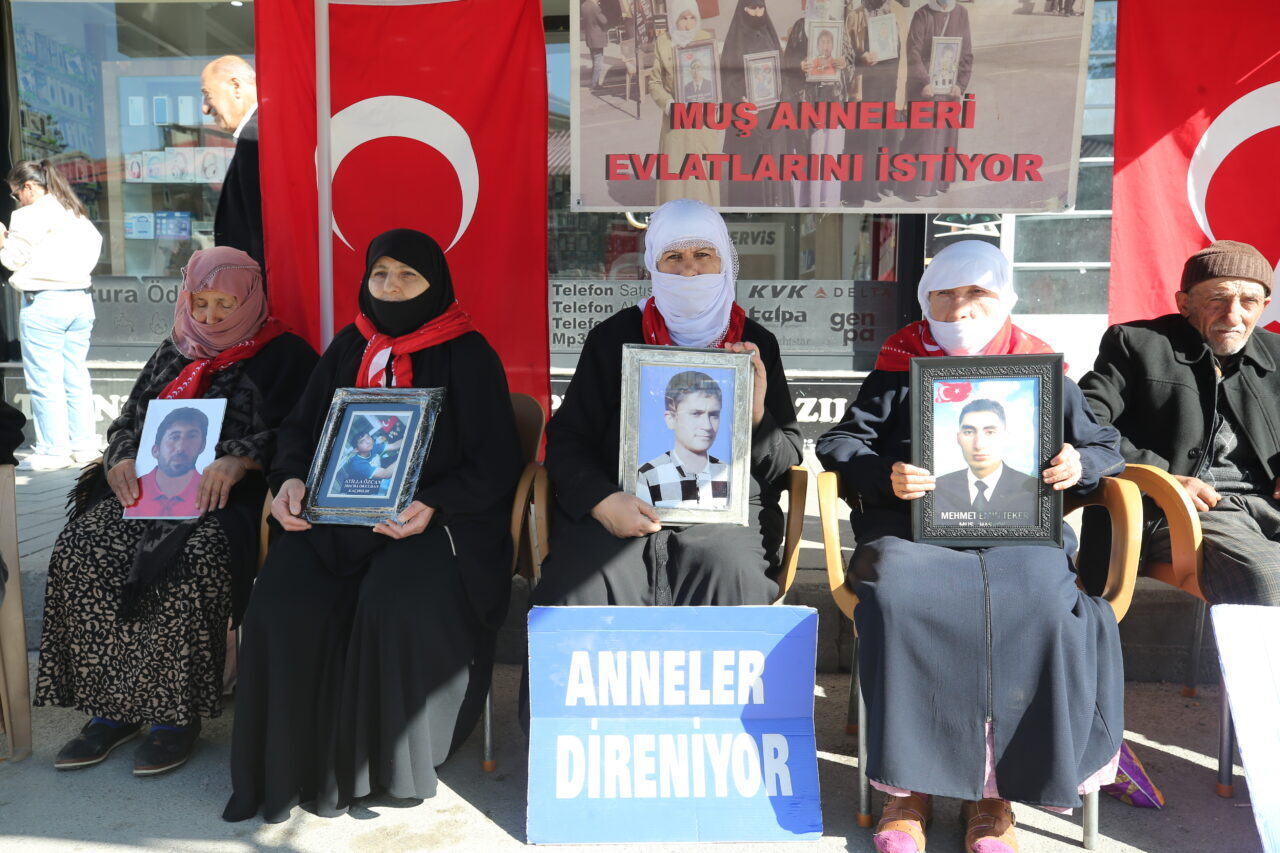 Muş'ta çocukları terör örgütü PKK tarafından kaçırılan aileler, DEM Parti