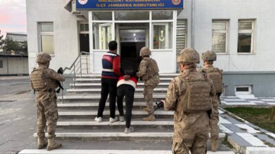  Muş'un Malazgirt ilçesinde kardeşini silahla katleden şüpheli, jandarma ekiplerince Van'da