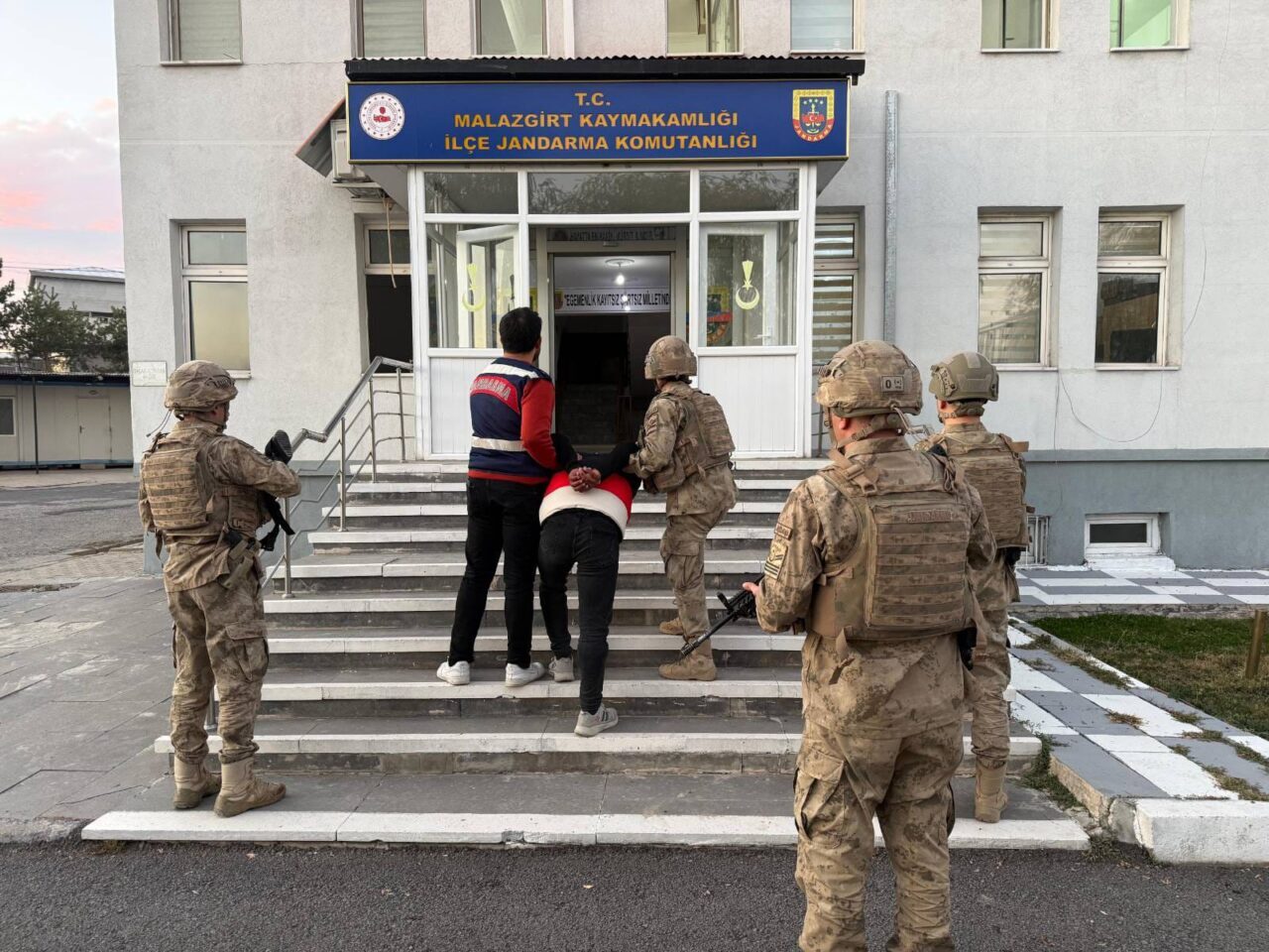  Muş'un Malazgirt ilçesinde kardeşini silahla katleden şüpheli, jandarma ekiplerince Van'da