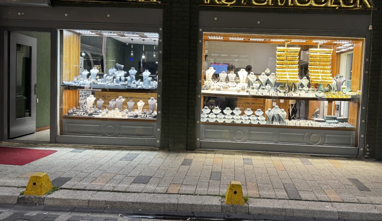 Ordu'nun Altınordu ilçesinde bir kuyumcudan altın çalındığı iddiası üzerine çalışma