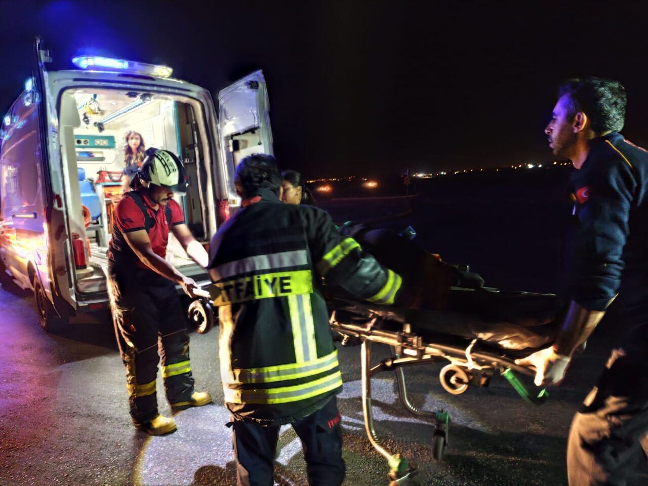 Osmaniye'nin Kadirli ilçesinde iki otomobilin çarpışması sonucu 1'i çocuk 4