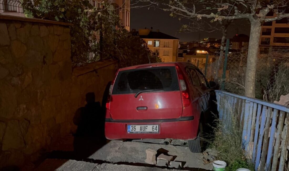 İstanbul Pendik'te otomobiliyle girdiği çıkmaz sokakta merdivenlere çarparak kaza yapan alkollü