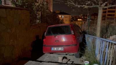 İstanbul Pendik'te otomobiliyle girdiği çıkmaz sokakta merdivenlere çarparak kaza yapan alkollü