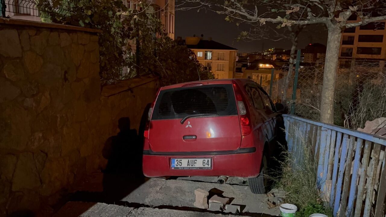 İstanbul Pendik'te otomobiliyle girdiği çıkmaz sokakta merdivenlere çarparak kaza yapan alkollü