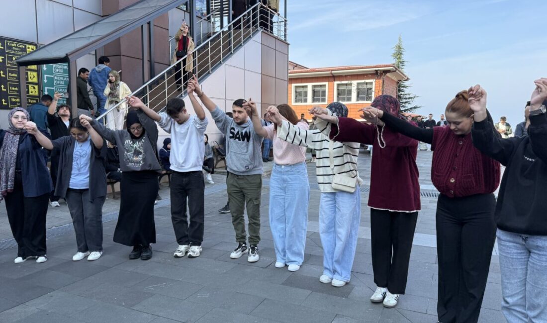 Rize'de Recep Tayyip Erdoğan Üniversitesi öğrencileri, "Vize Öncesi Tulumlar Çalsın