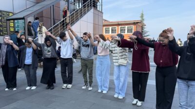 Rize'de Recep Tayyip Erdoğan Üniversitesi öğrencileri, "Vize Öncesi Tulumlar Çalsın