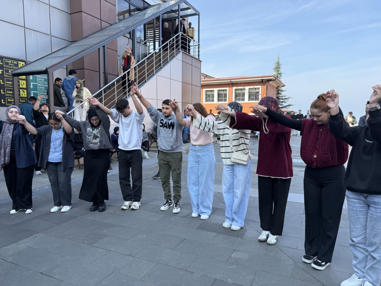 Rize'de Recep Tayyip Erdoğan Üniversitesi öğrencileri, "Vize Öncesi Tulumlar Çalsın