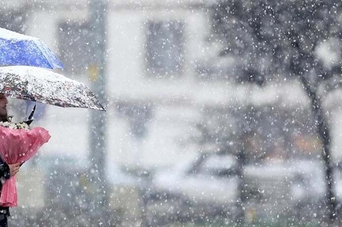 Eskişehir'de sağanak hayatı olumsuz etkiledi.