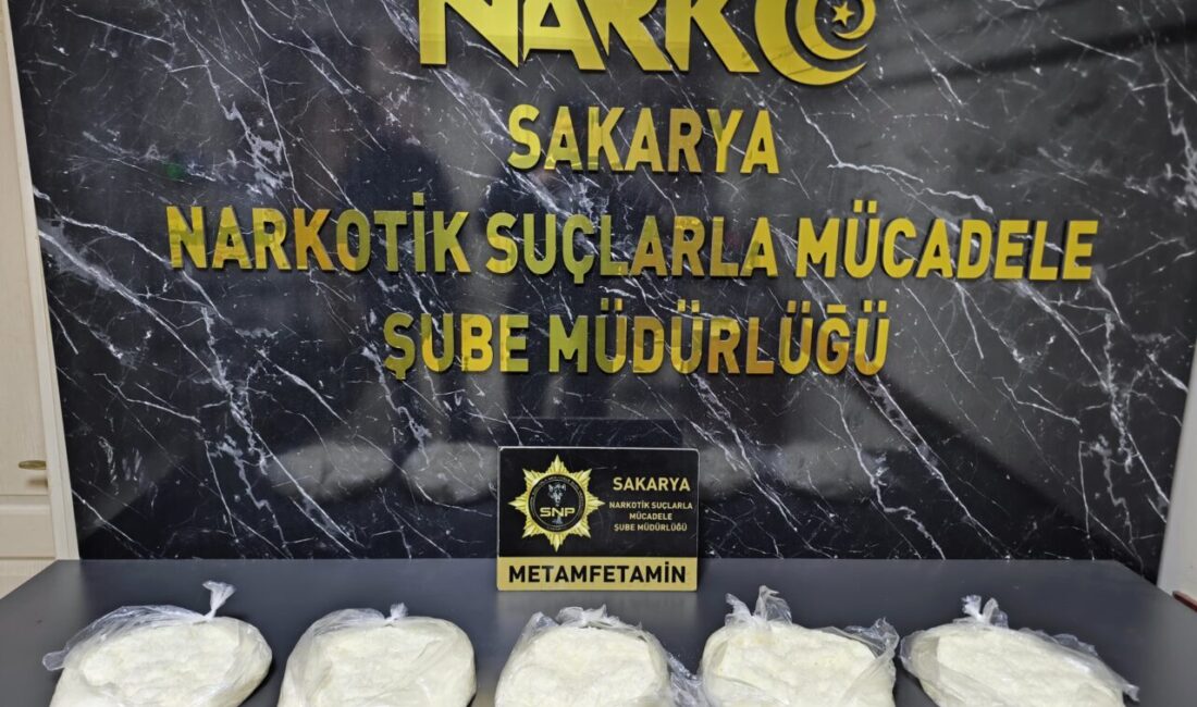 Sakarya'da emekli polis memurunun aracında yapılan aramada 5 kilogram sentetik