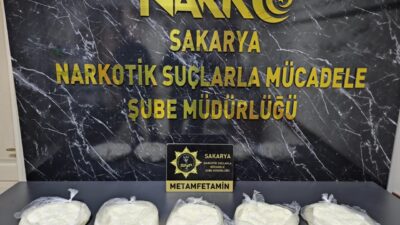 Sakarya'da emekli polis memurunun aracında yapılan aramada 5 kilogram sentetik