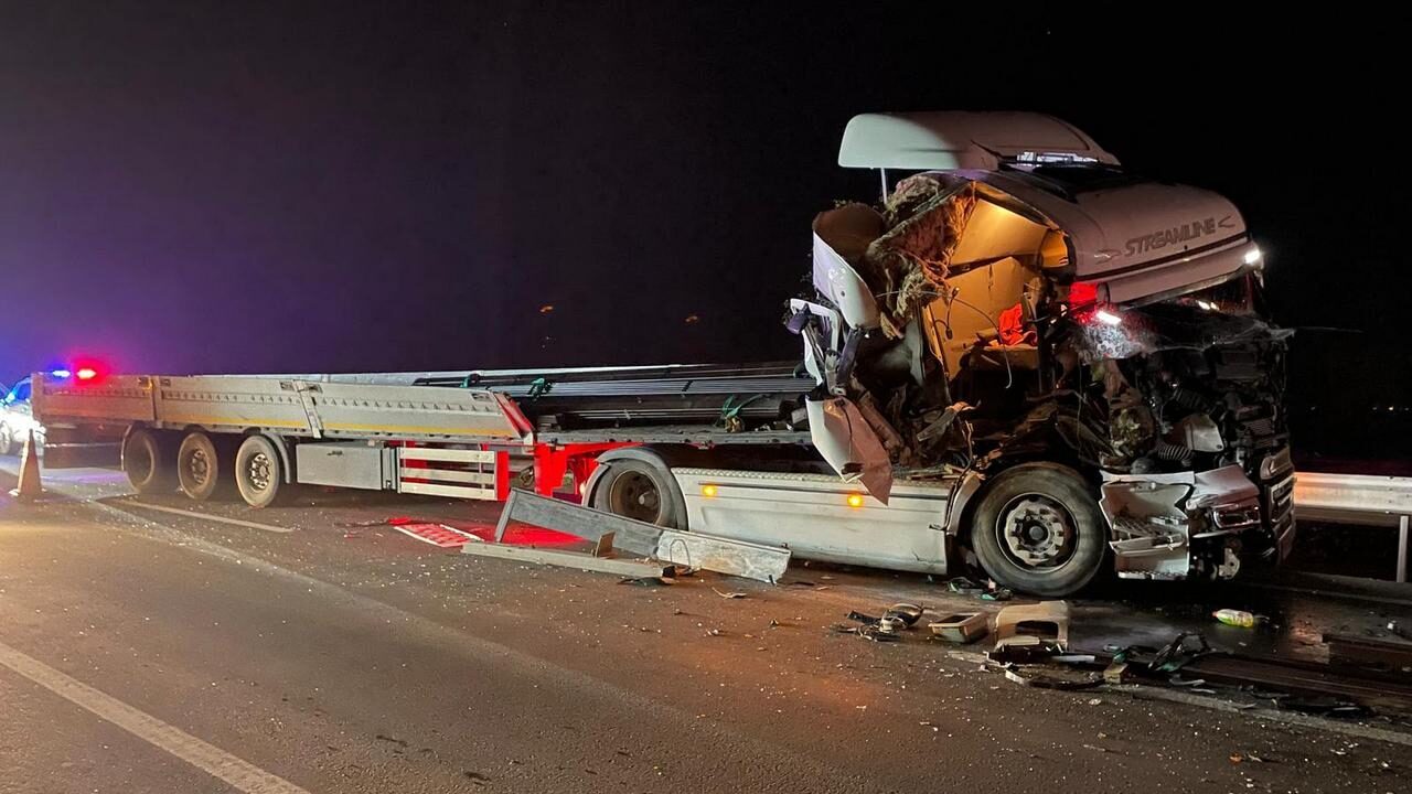 Sakarya'nın Pamukova ilçesinde kamyona çarpan demir yüklü tırın sürücüsü yaralandı.