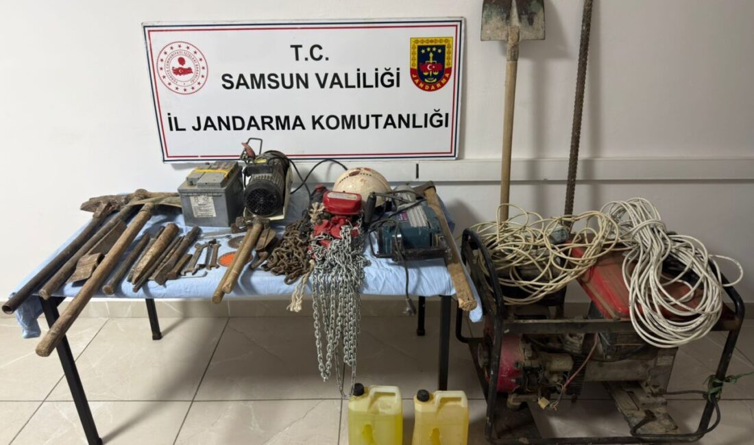 Samsun'un Alaçam ilçesinde izinsiz kazı yapan 4 kişi suçüstü yakalandı.