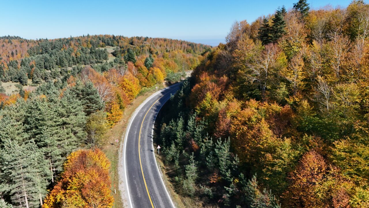 Samsun'un Alaçam ilçesinde bulunan Kızlan Yaylası, ziyaretçilerini sonbahar renkleriyle karşılıyor.